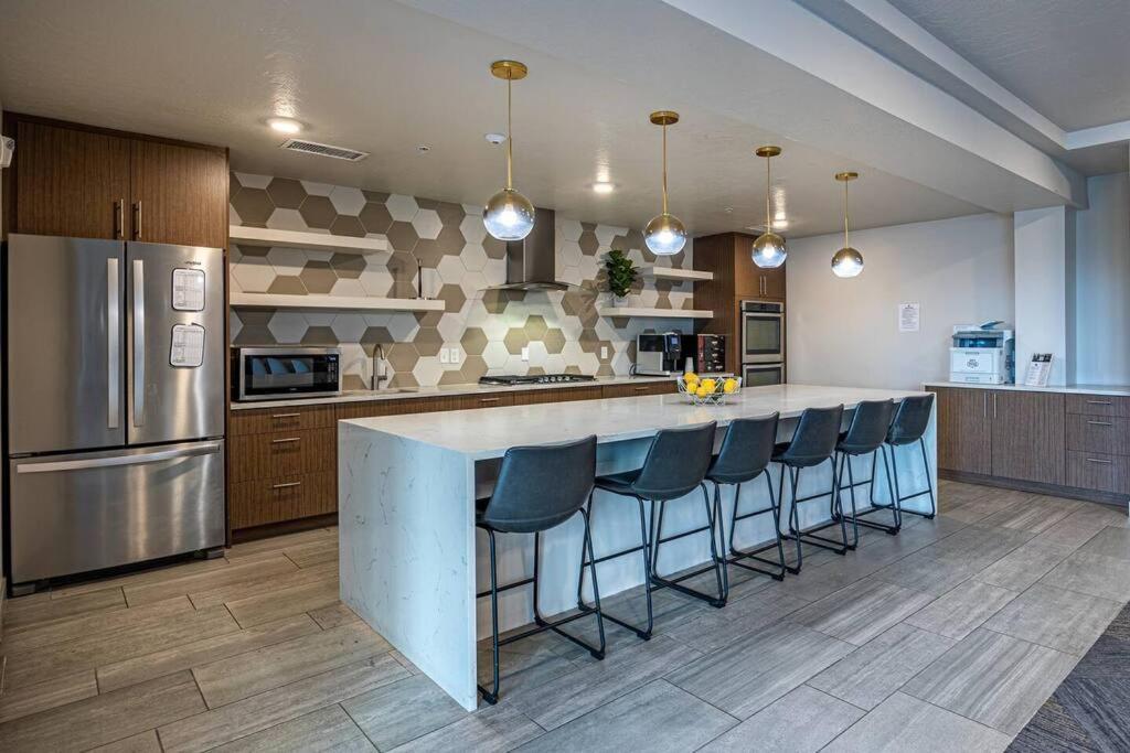 Appartamento Modern 1B Downtown Slc With Wfh Setup, Gym, Fast Wi-Fi, Pool Salt Lake City Esterno foto